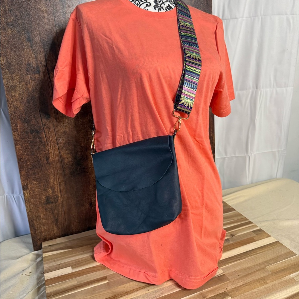 Elegant Women's Shoulder Bag in Navy Blue Leather with color adjustable strap